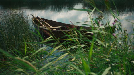 Romantische-Ländliche-Landschaft-Mit-Altem-Fischerboot-Am-See.-Schöner-Fluss