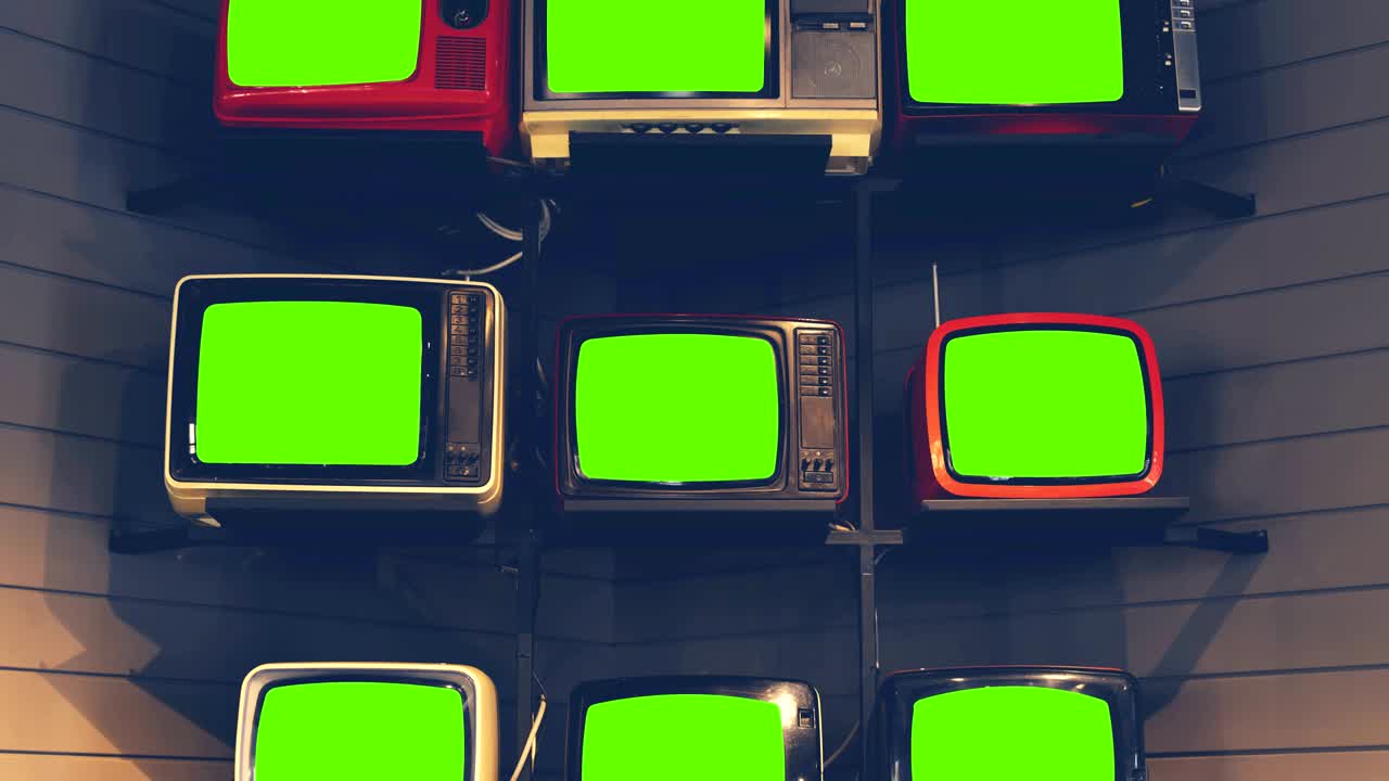 고전적인 빈티지 레트로 스타일의 오래된 텔레비전과 절단된 스크린, 고립된 배경에 녹색 스크린을 가진 오래된 텔레비전.