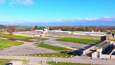 Flug-Zum-KZ-Gebäude-Vom-Parkplatz-In-Mauthausen,-Oberösterreich