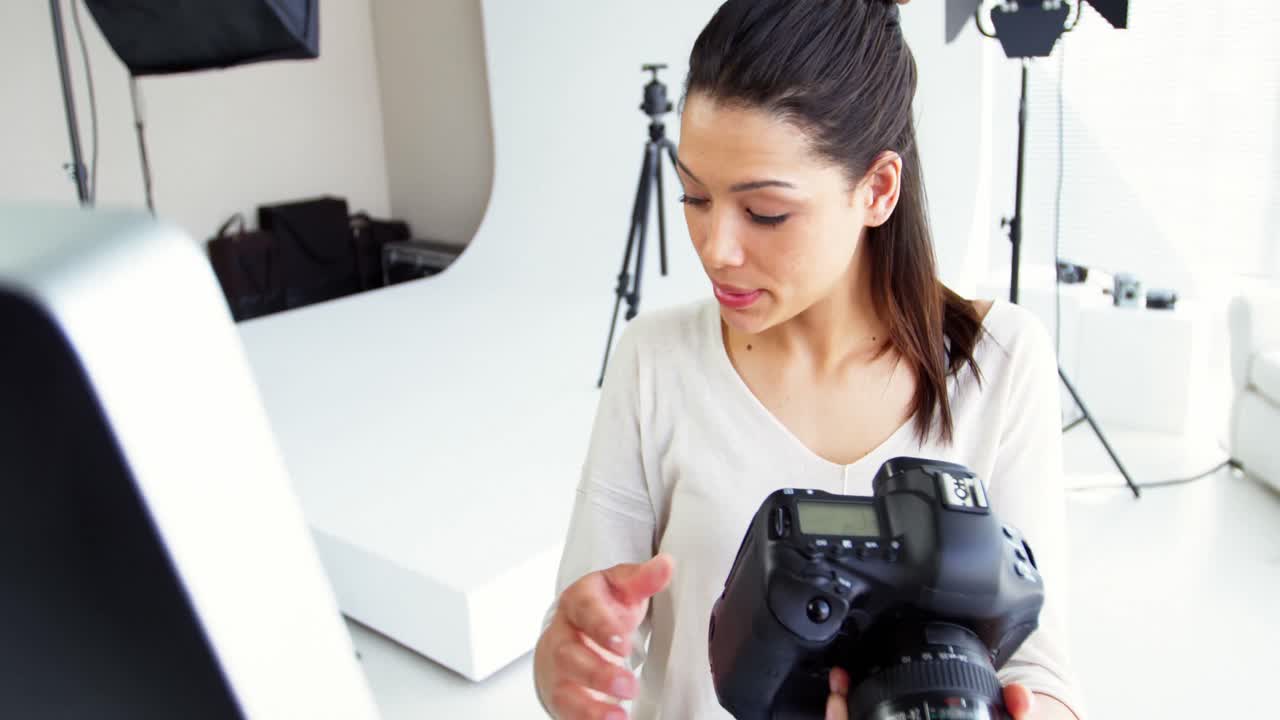 fotógrafo mirando fotos en una cámara digital