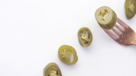 jalapenos en rodajas en un tenedor