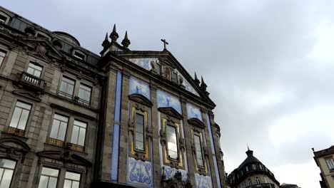 Fassade-Der-Kirche-Der-St.-Antonius-Gemeinde-Mit-Blauen-Und-Weißen-Fliesen,-Nach-Unten-Geneigt