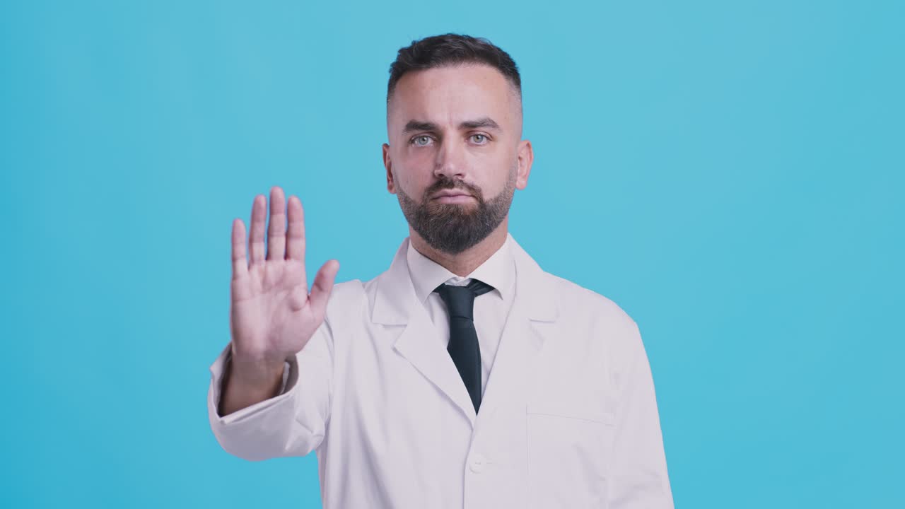 el médico hace un gesto de detención