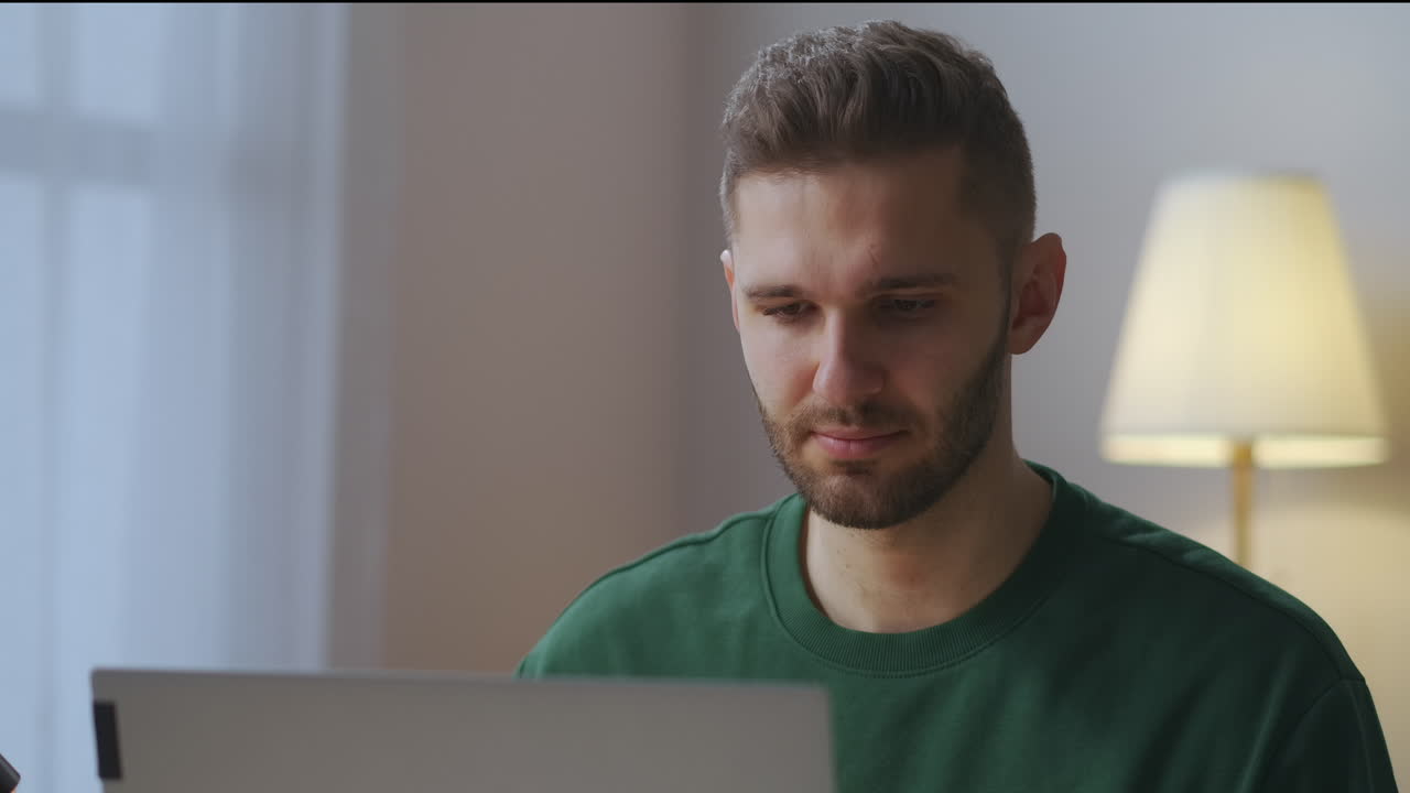 usuario adulto de internet está usando gafas para trabajar con portátil retrato de un hombre en la sala de estar por la noche protección y corrección de la visión