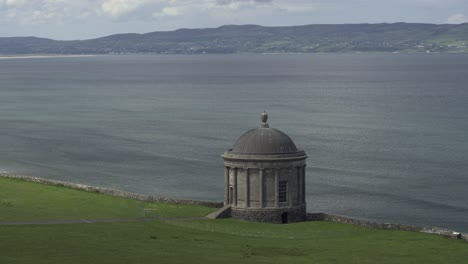 Playa-Cuesta-Abajo-Y-Templo-Mussenden-En-La-Ruta-Costera-De-La-Calzada,-Irlanda-Del-Norte