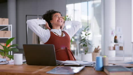 Mujer-Feliz-Tirando-Papel-Para-El-éxito-Empresarial.