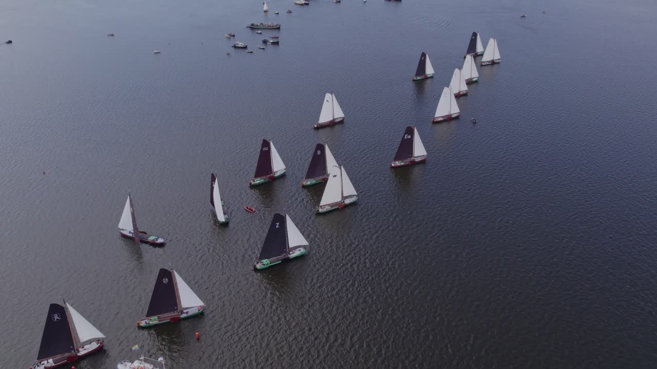 여름에 friesland의 tjeukemeer에서 skutsjesilen, 공중