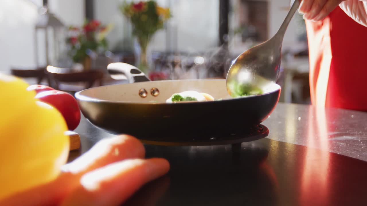 pareja caucásica de alto nivel cocinando juntos en la cocina