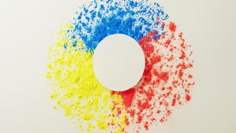 vídeo de polvos multicolores y círculo blanco con espacio de copia sobre fondo blanco