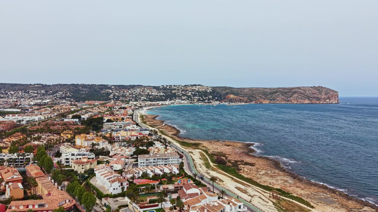 Vista di una città costiera vicino al mare con edifici e natura durante il giorno in una località soleggiata