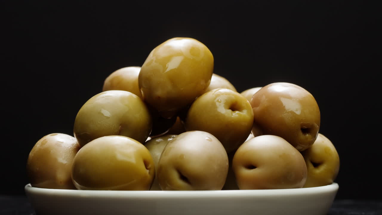 고품질의 4k 영상으로 그리스에서 배경으로 인 둥근 녹색 올리브.