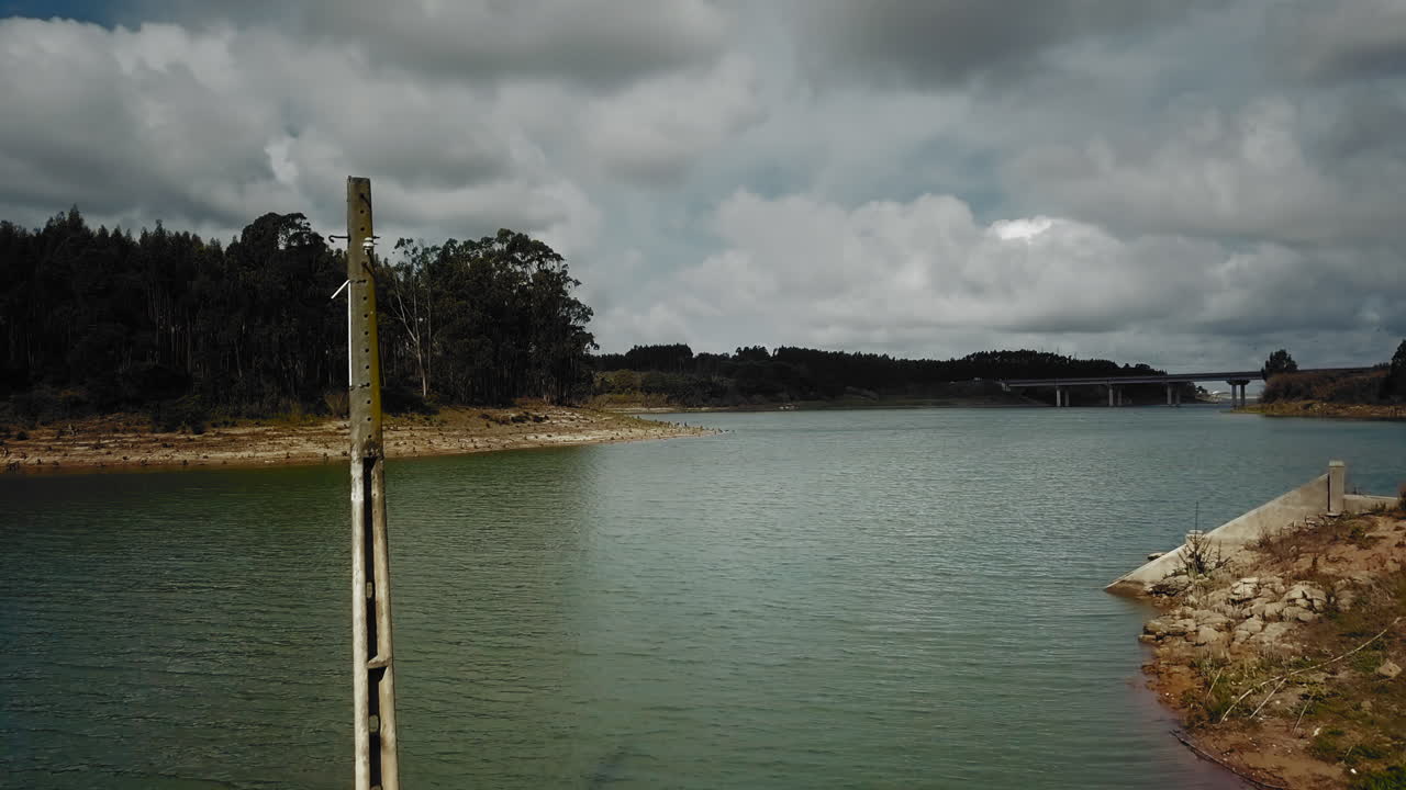vuelo en modo inverso sobre el río hacia las ruinas de la casa consecuencia de la construcción de la presa