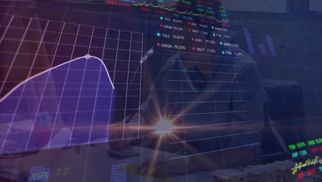 Animación-Del-Procesamiento-De-Datos-Financieros-Sobre-Un-Hombre-De-Negocios-Asiático-En-El-Escritorio-De-La-Oficina