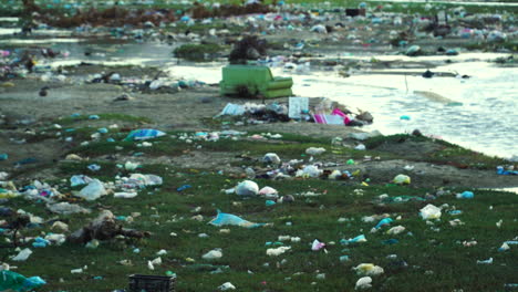 ambiente sucio y un arroyo lleno de basura en son hai, vietnam