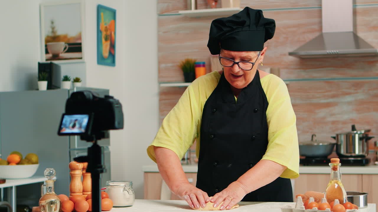 mujer senior creando contenido para un blog culinario