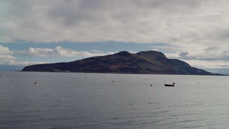 una vista de la isla sagrada frente a la costa de arran
