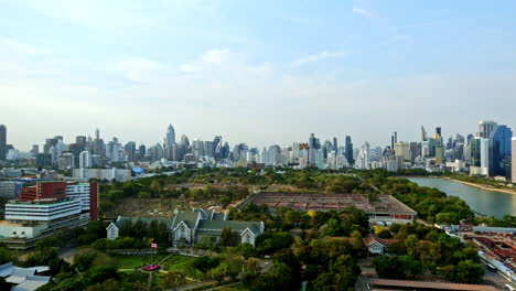 Timelapse-De-Bangkok,-Tailandia,-Edificios,-Rascacielos-Y-Templo-Por-El-Parque-Benjakitti-En-Un-Día-Nublado