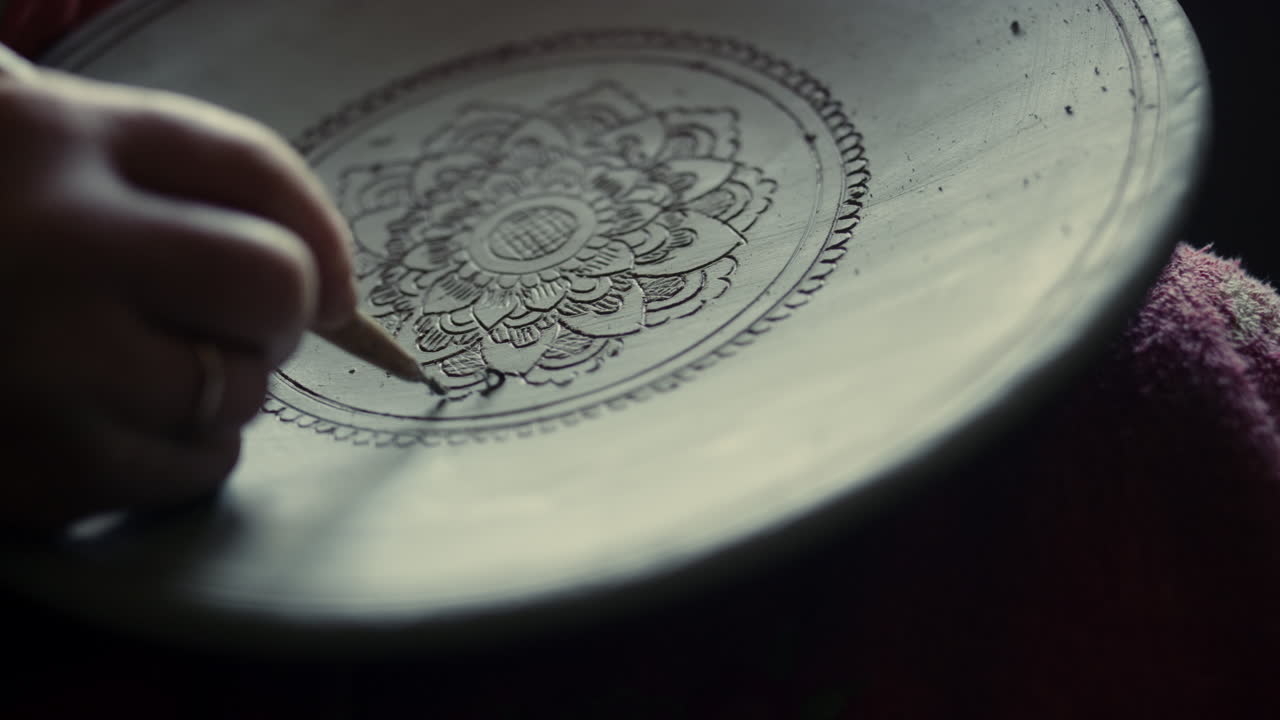 인식되지 않은 여성이 작업장에서 점토를 고 있습니다.