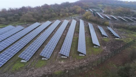 Matriz-De-Paneles-Solares-Filas-Vista-Aérea-Brumoso-Otoño-Bosque-Campo-Bajo-Lento-Izquierdo-Dolly