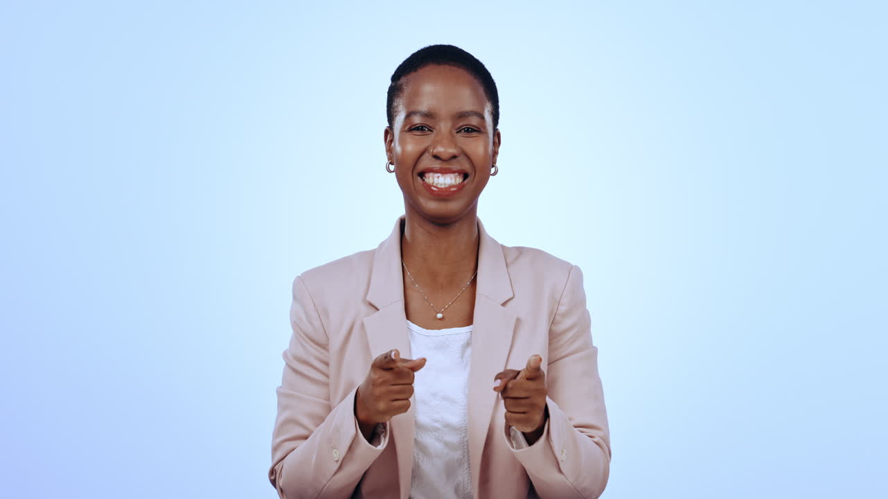 mujer negra en el estudio con una sonrisa