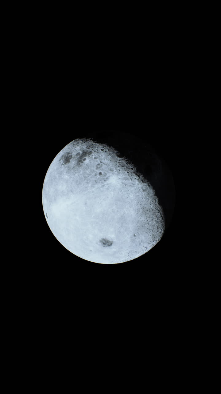 Close-up da Lua no Céu Noturno