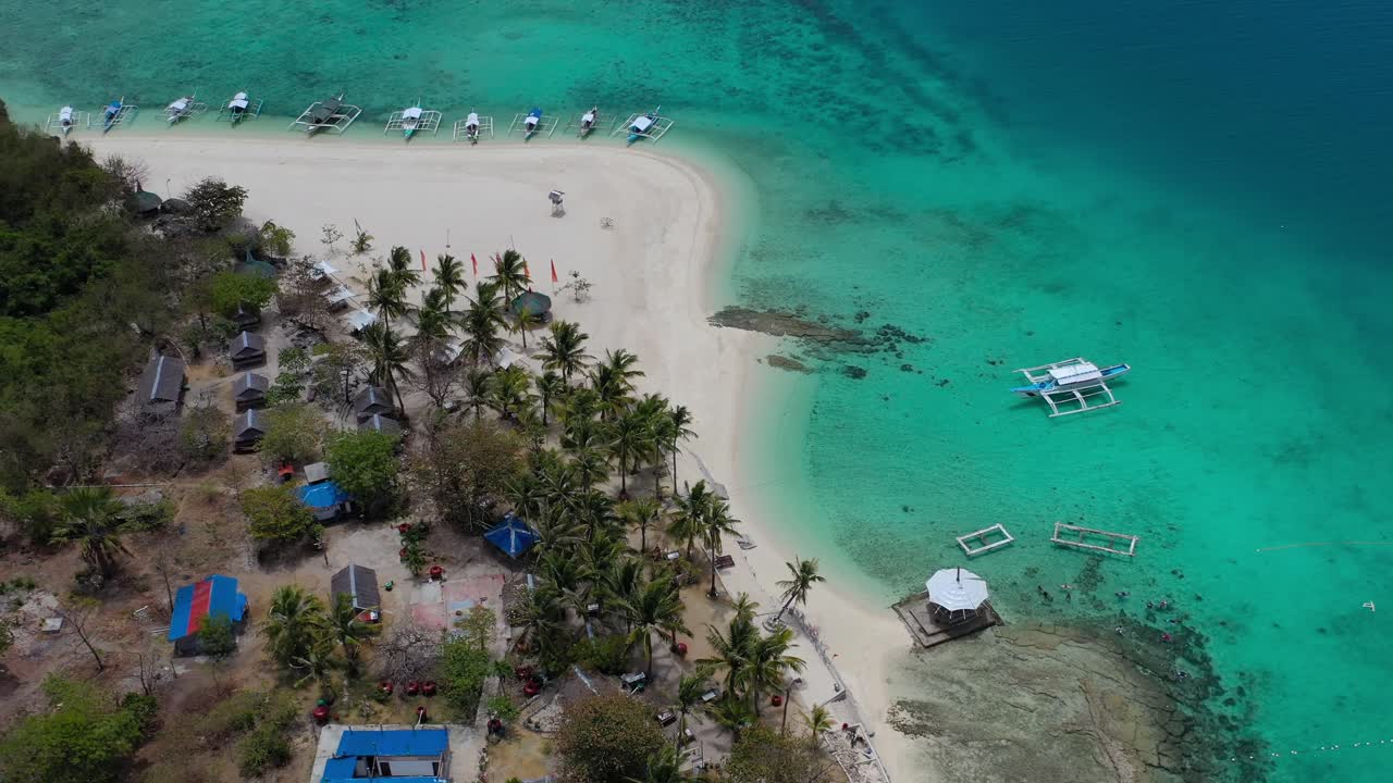 Isola di Sillon, Filippine, resort incontaminato con una barca Bangka e un bar sull'oceano, ripresa aerea in allontanamento