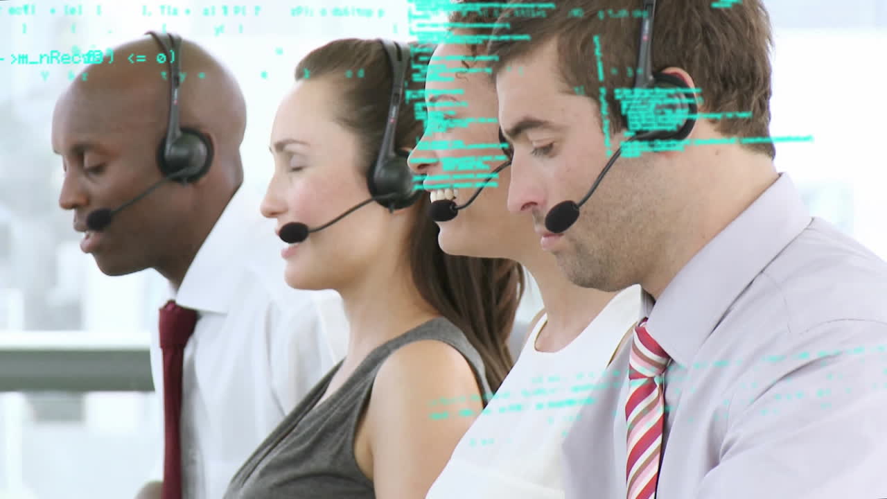 animación del procesamiento de datos financieros sobre personas que llevan auriculares de teléfono