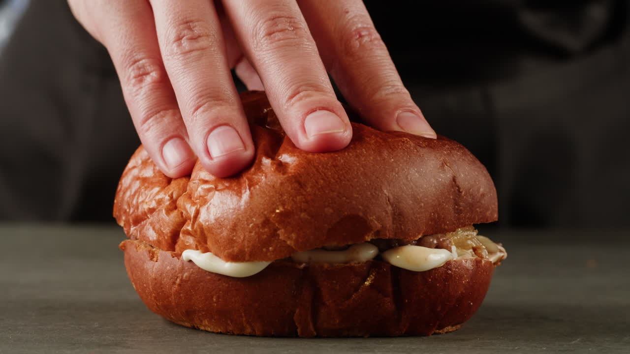 el chef está preparando una deliciosa hamburguesa.