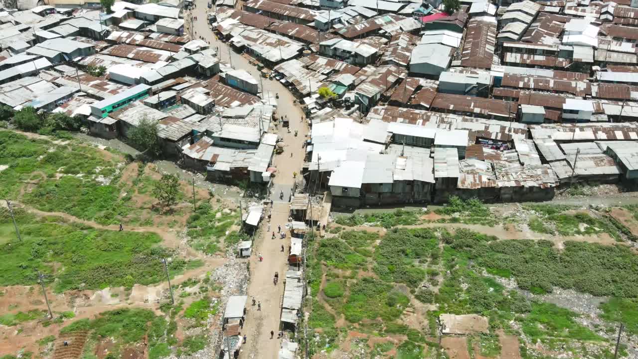 aldea contaminada con los niños jugando, aldea pobre de áfrica en los barrios marginales de kibera, kenia, casas mal techadas de kibera