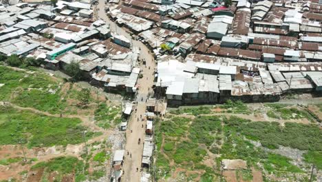 Aldea-Contaminada-Con-Los-Niños-Jugando,-Aldea-Pobre-De-áfrica-En-Los-Barrios-Marginales-De-Kibera,-Kenia,-Casas-Mal-Techadas-De-Kibera