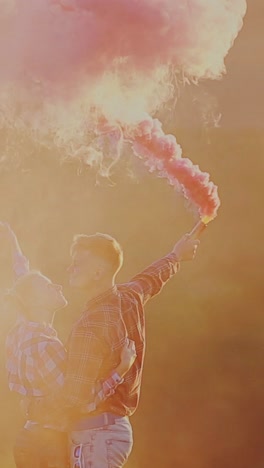 pareja con bombas de humo