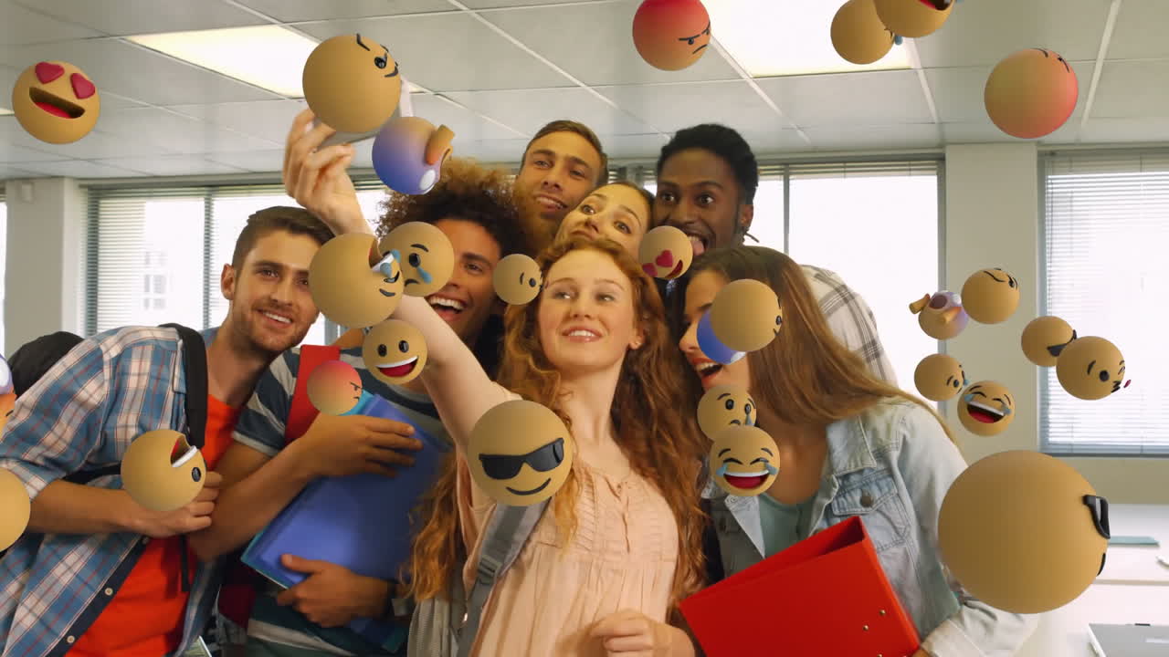 iconos de emoji con amigos tomando una selfie en el fondo