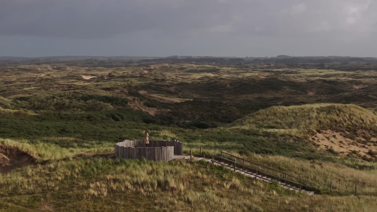 모래 언덕 가운데 있는 역사적인 요새