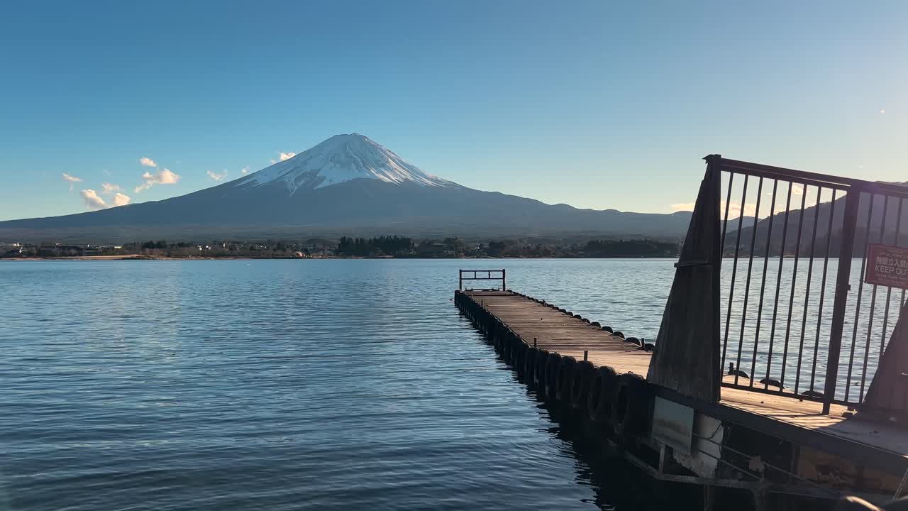 Udsigt over Fuji-bjerget fra søen på en solrig efterårsdag, sneklædt vulkankegle og vartegn