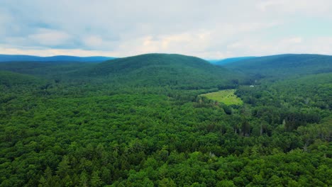 Imágenes-Aéreas-De-Drones-Del-Horario-De-Verano-En-Las-Montañas-Catskill-En-El-Valle-Hudson-De-Nueva-York