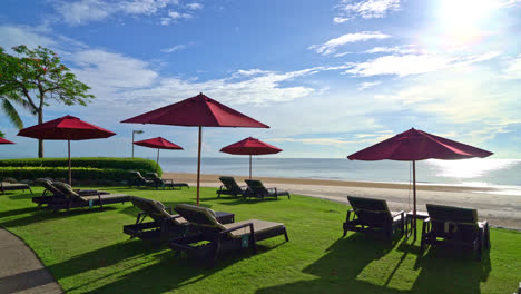 Sombrilla-Roja-Y-Silla-De-Playa-Con-Fondo-De-Playa-Y-Cielo-Azul-Y-Luz-Solar