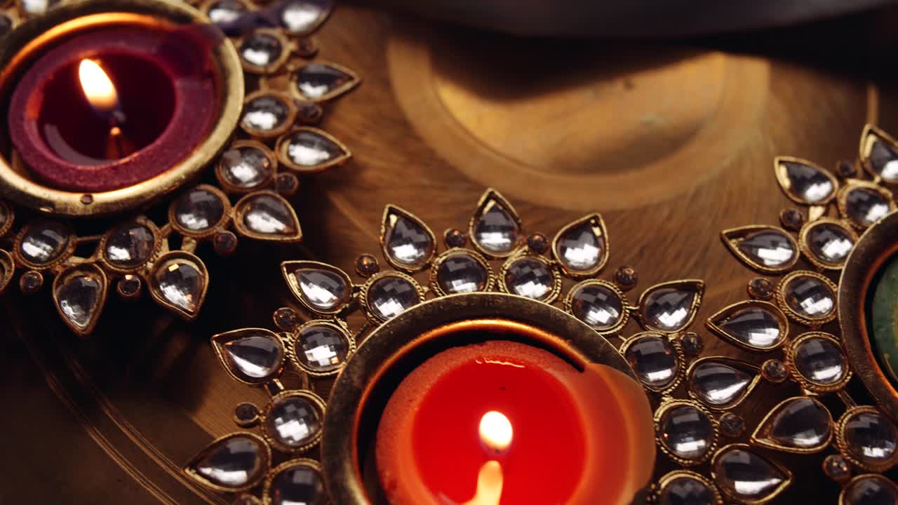 2020-diwali diyasflames van de la mano con las máscaras faciales