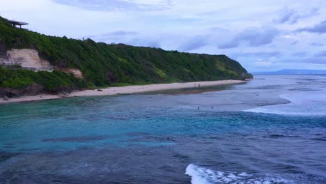 Aguas-Cristalinas-Y-Arena-Blanca-De-La-Playa-Gunung-Payung-En-Kutuh,-Kuta-Del-Sur,-Badung,-Bali,-Indonesia