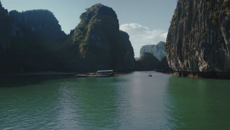 tomada de un avión no tripulado de la increíble bahía de lan ha en vietnam