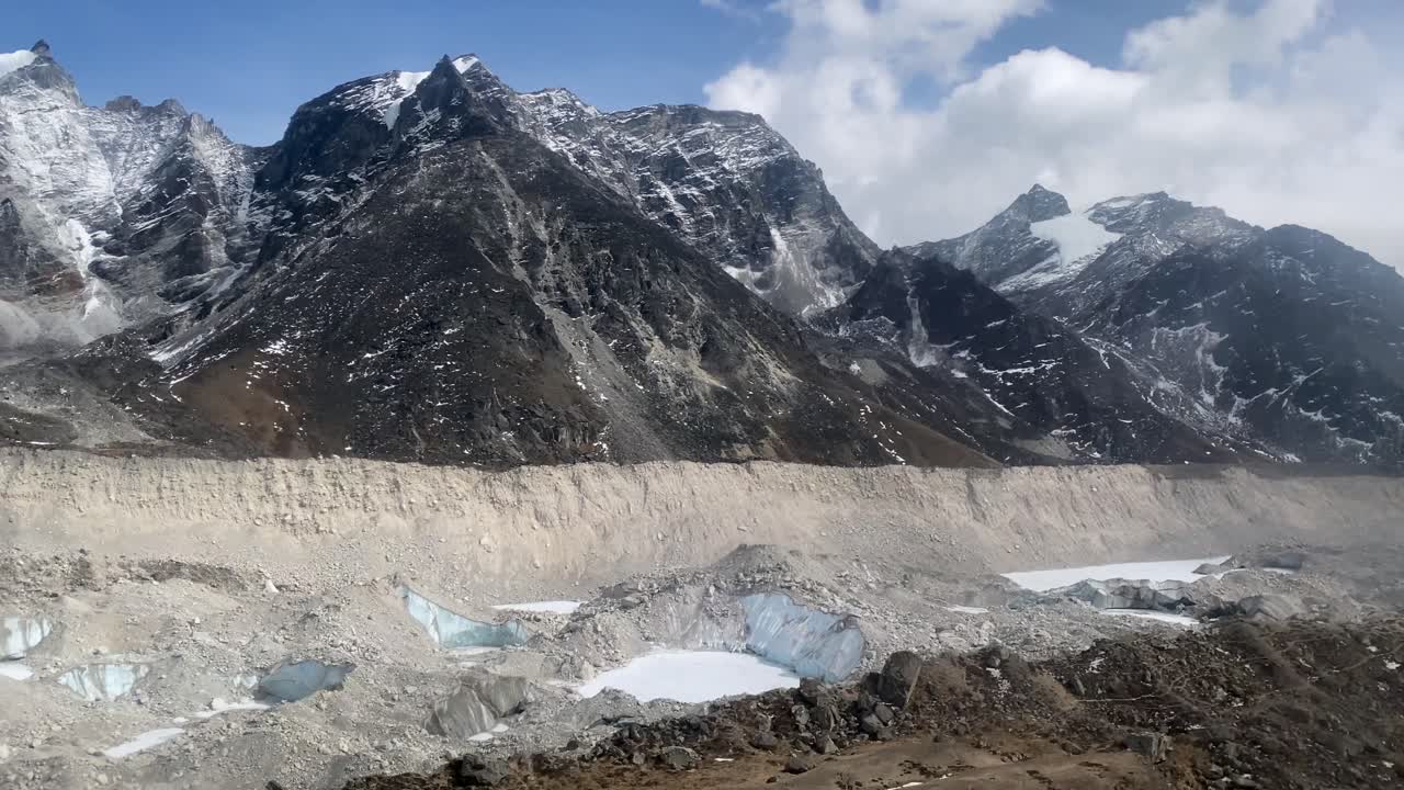 눈 덮인 풍경과 함께 네팔의 히말라야 산맥의 험준한 지형을 날아갑니다.
