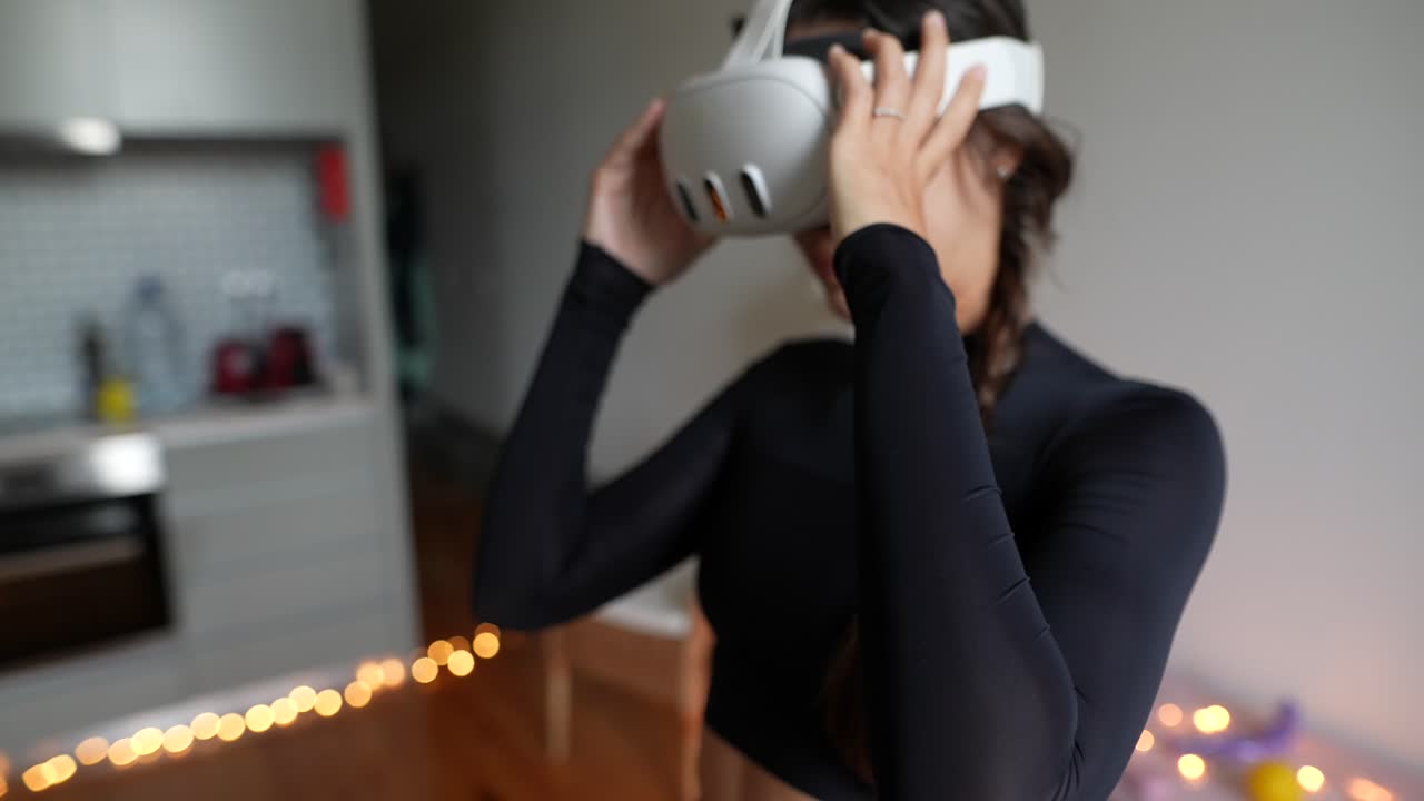 mujer usando auriculares vr en casa