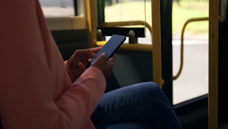 Mujer-Joven-Viajando-En-Un-Autobús.