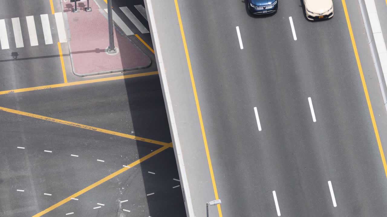 다차선 도로에서 차량과 자전거 운전자