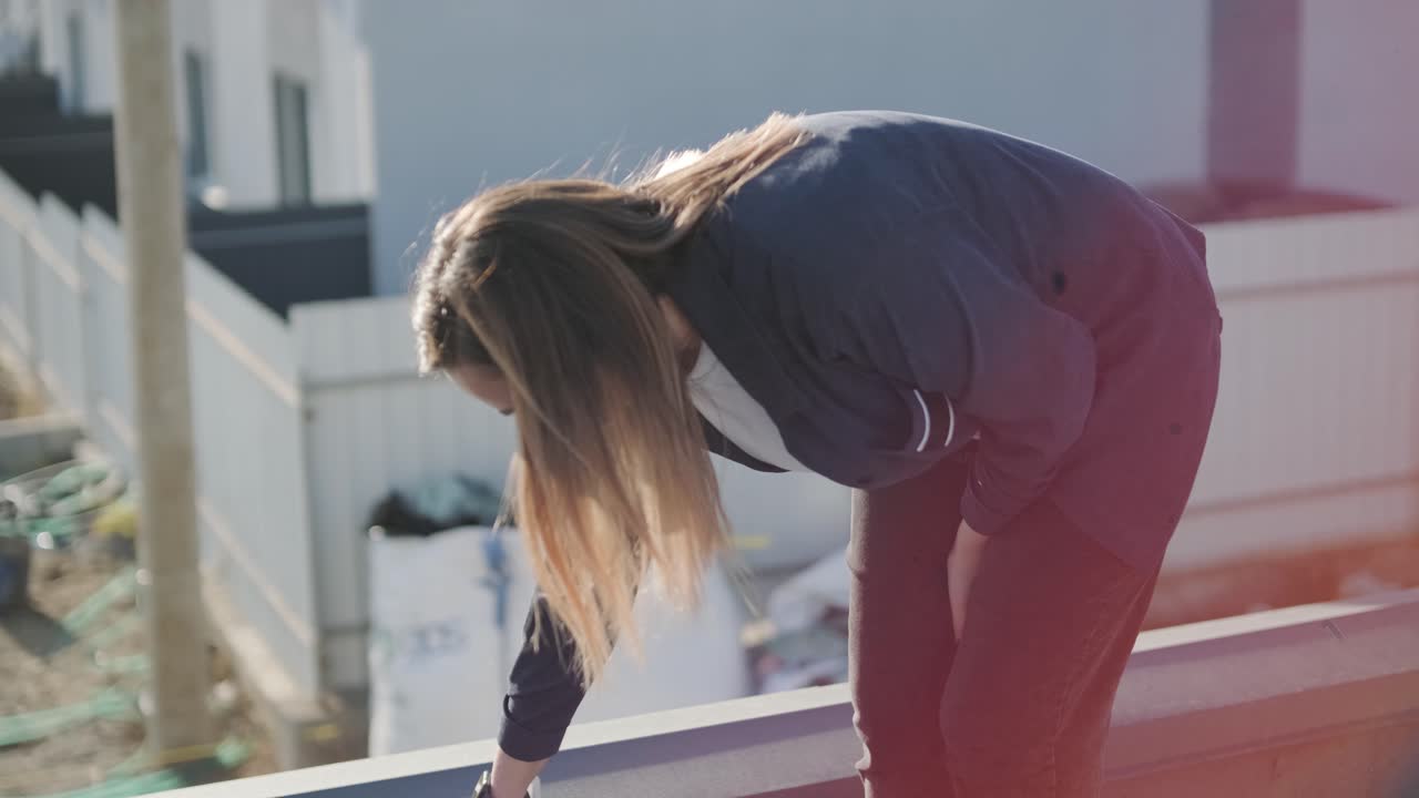 사무실을 걸어다니는 자동차 서비스 매니저