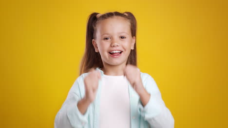 niño gracioso con cara de tonto.
