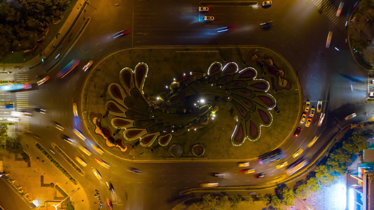 centro de la ciudad de nanjing iluminación nocturna tráfico círculo de la calle cuadrado aérea de arriba hacia abajo timelapse panorama 4k china