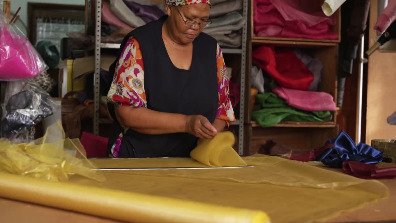 mujer de raza mixta trabajando en una fábrica de sombreros