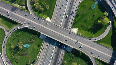 Vista-Aérea-De-Una-Intersección-De-Autopistas-Con-Senderos-De-Tráfico-En-Moscú.