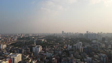 Tiro-De-Dron-Descendente-Con-Vistas-Al-Horizonte-Contaminado-De-Dhaka,-Bangladesh