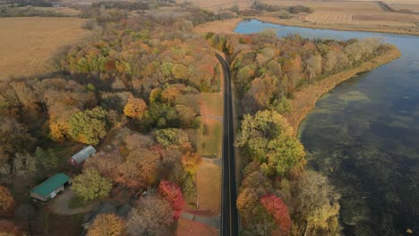 Vista-Aérea-De-La-Carretera-En-El-Campo-Durante-El-Otoño